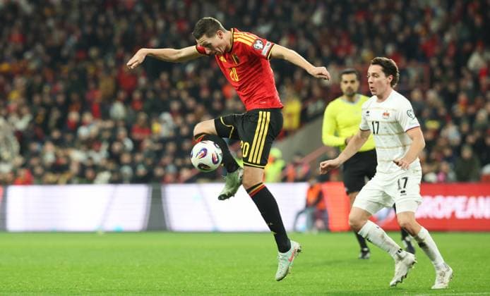 Belgium s Hans Vanaken and Liechtenstein s Simon Luchinger fight for the ball during a soccer game between Belgium s Red Devils and Liechtenstein, the last FIFA World Cup, WM, Weltmeisterschaft, Fussball 2026 qualification match, in Liege on Tuesday 18 November 2025. VIRGINIExLEFOUR  x142521474x
