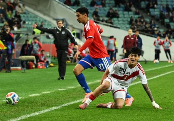 Futbol, Chile vs Peru Partido amistoso 2025 El jugador de la seleccion chilena Francisco Salinas, izquierda, disputa el balon contra Kenji Cabrera de Peru, durante el partido amistoso contra Peru disputado en el Estadio Olimpico Fisht de Sochi, Rusia. 18 11 2025 Sipa Photosport Football, Chile vs Peru 2025 friendly match Chile s player Francisco Salinas, left, vies for the ball against Kenji Cabrera during a friendly match against Peru at the Olimpic Fisht stadium in the Sochi, Russia. 18 11 2025 Sipa Photosport Chile vs Peru, amistoso en Rusia 2025