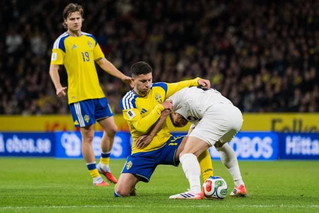 251118 Roony Bardghji of Sweden and Adam Gnezda Cerin of Slovenia during the FIFA World Cup Qualifier football match between Sweden and Slovenia on November 18, 2025 in Stockholm Photo Jesper Zerman BILDBYRAN kod JZ JM0752 bbeng fotboll football soccer fotball vm kval fifa world cup qualifier sverige sweden sverige a slovenien slovenia  Copyright: JESPERxZERMAN BB251118JZ039