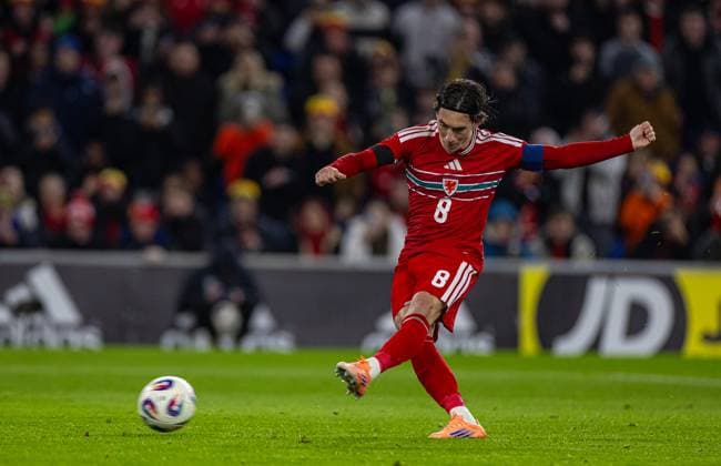 Football - FIFA World Cup, WM, Weltmeisterschaft, Fussball 2026 - Qualifying - Group J - Wales v North Macedonia CARDIFF, WALES - Tuesday, November 18, 2025: Wales Harry Wilson scores the first goal from a penalty-kick during the FIFA World Cup Qualifying Group J match between Wales and North Macedonia at the Cardiff City Stadium. (Photo by David Rawcliffe Propaganda) CARDIFF Cardiff City Stadium CARDIFF WALES  Copyright: xDavidxRawcliffex P2025-11-18-Wales_North_Macedonia-5