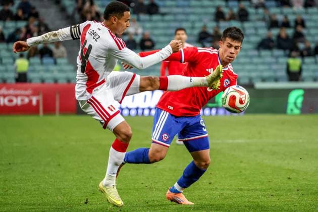 RUSSIA, SOCHI - NOVEMBER 18, 2025: Peru s Marcos Lopez (L) and Chile s Alexander Aravena are in action in a friendly football match between the Chilean and the Peruvian men s national football teams at Fisht Stadium. Dmitry Feoktistov TASS  85774734
