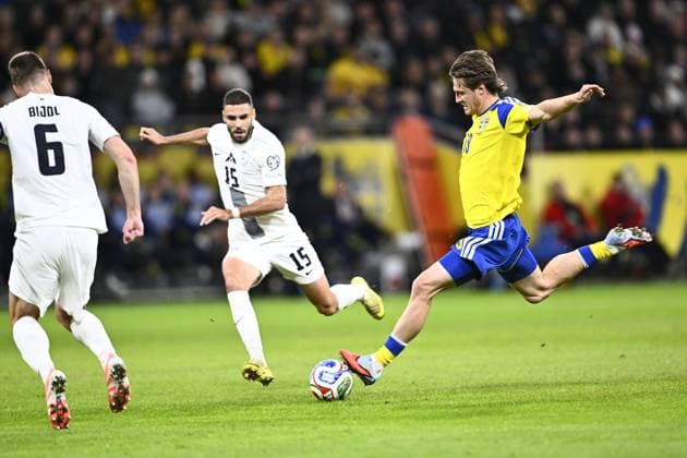 STOCKHOLM, SWEDEN 20251118 Slovenias Jaka Bijol and Danijel Å turm try to stop Swedens Mattias Svanberg as he attacks during Tuesdays World Cup Group B qualifying match between Sweden and Slovenia at Strawberry arena STOCKHOLM SWEDEN x10050x  Copyright: xPontusxLundahl TTx VM-KVAL SVERIGE-SLOVENIEN