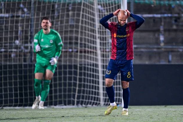 Manuel Stiefler Unterhaching, 8 looking disappointed after his missed penalty, disappointment, frustration, disappointed, pessimisticm in the background Markus Schoeller goalkeeper, Burghausen, 1 cheers his save, 18 11 2025, Unterhaching Germany , Football, BFV Verbandspokal, quarter-final, SpVgg Unterhaching SV Wacker Burghausen xslx