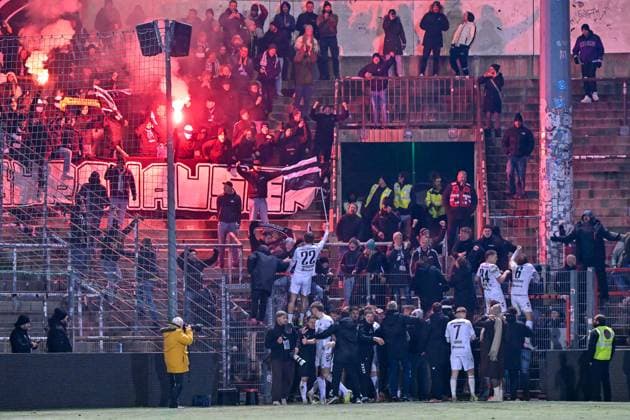 SV Wacker Burghausen players celebrate with the fans their entry into the semi-finals, joy, friendly, happy, beaming, optimistic, 18 11 2025, Unterhaching Germany , Football, BFV Verbandspokal, quarter-finals, SpVgg Unterhaching SV Wacker Burghausen xslx