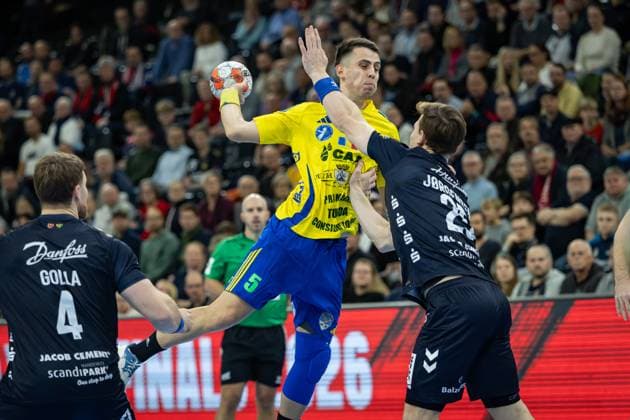 FLENSBURG, GERMANY - NOVEMBER 18: Teodor Pintoiu (AHC Potaissa Turda, 01) against Lukas Jørgensen (SG Flensburg-Handewitt, 25) during the EHF European League match between SG Flensburg-Handewitt vs AHC Potaissa Turda at GP JOULE Arena Flensburg on Matchday 4 of the Group Matches Group A on November 18, 2025 in Flensburg, Germany. Schleswig-Holstein Germany Copyright: xBEAUTIFULxSPORTS MarioxM.xKobergx