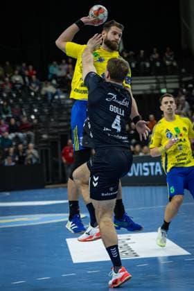 FLENSBURG, GERMANY - NOVEMBER 18: Ivan Mosic (AHC Potaissa Turda, 01) against Johannes Golla (SG Flensburg-Handewitt, 04) during the EHF European League match between SG Flensburg-Handewitt vs AHC Potaissa Turda at GP JOULE Arena Flensburg on Matchday 4 of the Group Matches Group A on November 18, 2025 in Flensburg, Germany. Schleswig-Holstein Germany Copyright: xBEAUTIFULxSPORTS MarioxM.xKobergx