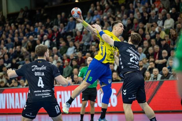 FLENSBURG, GERMANY - NOVEMBER 18: Teodor Pintoiu (AHC Potaissa Turda, 01) against Lukas Jørgensen (SG Flensburg-Handewitt, 25) during the EHF European League match between SG Flensburg-Handewitt vs AHC Potaissa Turda at GP JOULE Arena Flensburg on Matchday 4 of the Group Matches Group A on November 18, 2025 in Flensburg, Germany. Schleswig-Holstein Germany Copyright: xBEAUTIFULxSPORTS MarioxM.xKobergx