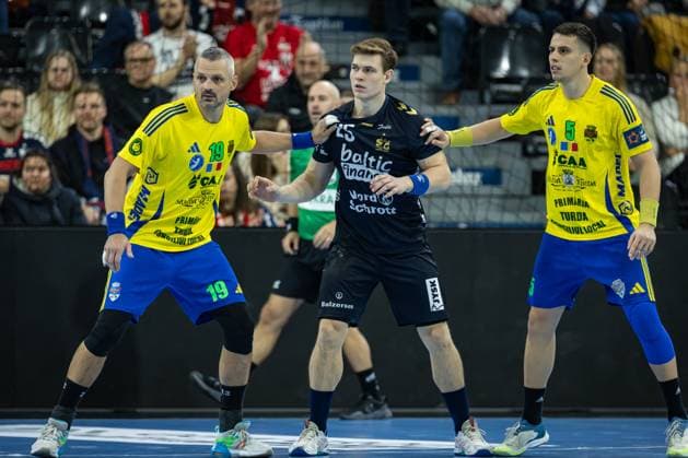 FLENSBURG, GERMANY - NOVEMBER 18: battling at the circle Radu Alexandru Lazar (AHC Potaissa Turda, 01), Lukas Jørgensen (SG Flensburg-Handewitt, 25), Teodor Pintoiu (AHC Potaissa Turda, 01) during the EHF European League match between SG Flensburg-Handewitt vs AHC Potaissa Turda at GP JOULE Arena Flensburg on Matchday 4 of the Group Matches Group A on November 18, 2025 in Flensburg, Germany. Schleswig-Holstein Germany Copyright: xBEAUTIFULxSPORTS MarioxM.xKobergx