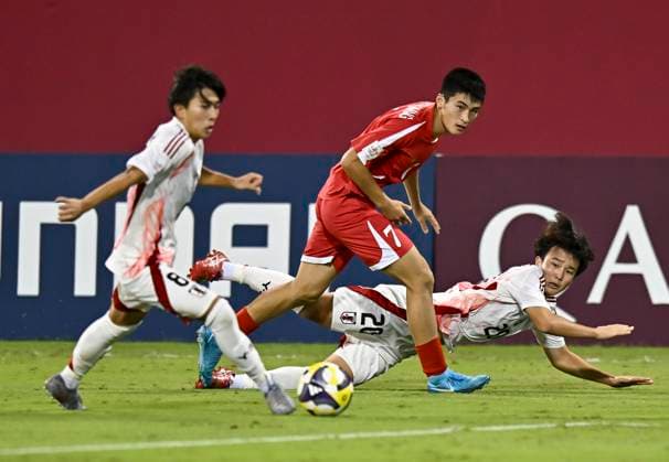 Korea DPR v Japan : Round of 16- FIFA U-17 World Cup Qatar 2025 Taiga Seguchi (R) of Japan and Hyok Gwang Ri of Korea DPR in action during the FIFA U-17 World Cup Qatar 2025 Round of 16 match between Korea DPR and Japan in Doha, Qatar, on November 18, 2025. DOHA Qatar Copyright: xNOUSHADxTHEKKAYILx