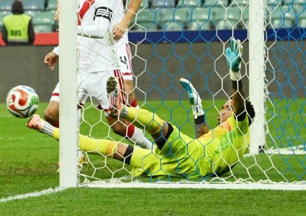 Futbol, Chile vs Peru Partido amistoso 2025 El jugador de la seleccion chilena Felipe Loyola, izquierda, convierte su gol durante el partido amistoso contra Peru disputado en el Estadio Olimpico Fisht de Sochi, Rusia. 18 11 2025 Sipa Photosport Football, Chile vs Peru 2025 friendly match Chile s player Felipe Loyola, left, scores his goal during a friendly match against Peru at the Olimpic Fisht stadium in the Sochi, Russia. 18 11 2025 Sipa Photosport Chile vs Peru, amistoso en Rusia 2025 