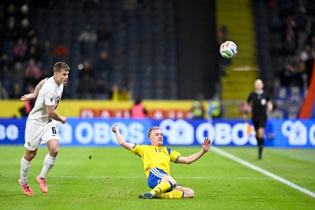 STOCKHOLM, SWEDEN 20251118 Slovenias Jaka Bijol and Swedens Isac Lidberg during Tuesdays World Cup Group B qualifier between Sweden and Slovenia at Strawberry arena STOCKHOLM SWEDEN x10050x  Copyright: xPontusxLundahl TTx VM-KVAL SVERIGE-SLOVENIEN