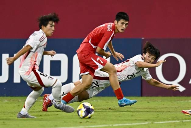 Korea DPR v Japan : Round of 16- FIFA U-17 World Cup Qatar 2025 Taiga Seguchi (R) of Japan and Hyok Gwang Ri of Korea DPR in action during the FIFA U-17 World Cup Qatar 2025 Round of 16 match between Korea DPR and Japan in Doha, Qatar, on November 18, 2025. DOHA Qatar Copyright: xNOUSHADxTHEKKAYILx