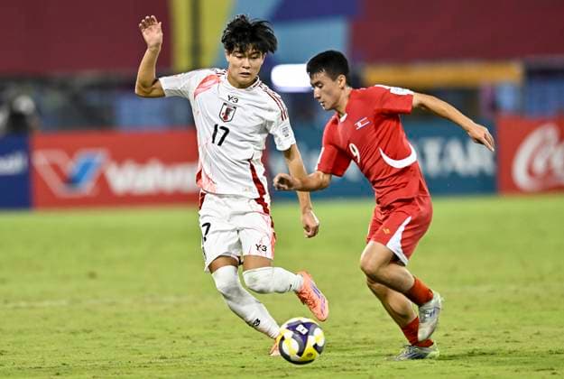 Korea DPR v Japan : Round of 16- FIFA U-17 World Cup Qatar 2025 Futa Takeno (L) of Japan and Kwang Song Pak of Korea DPR in action during the FIFA U-17 World Cup Qatar 2025 Round of 16 match between Korea DPR and Japan in Doha, Qatar, on November 18, 2025. DOHA Qatar Copyright: xNOUSHADxTHEKKAYILx
