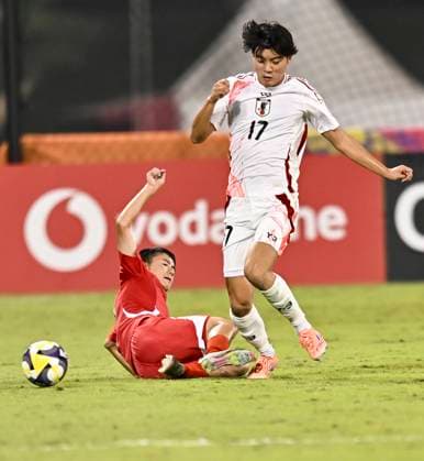 Korea DPR v Japan : Round of 16- FIFA U-17 World Cup Qatar 2025 Futa Takeno (R) of Japan and Kwang Song Pak of Korea DPR in action during the FIFA U-17 World Cup Qatar 2025 Round of 16 match between Korea DPR and Japan in Doha, Qatar, on November 18, 2025. DOHA Qatar Copyright: xNOUSHADxTHEKKAYILx