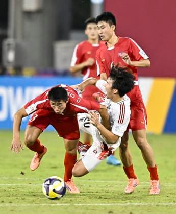 Korea DPR v Japan : Round of 16- FIFA U-17 World Cup Qatar 2025 Taiga Seguchi (C) of Japan and Chung Hyok Choe of Korea DPR in action during the FIFA U-17 World Cup Qatar 2025 Round of 16 match between Korea DPR and Japan in Doha, Qatar, on November 18, 2025. DOHA Qatar Copyright: xNOUSHADxTHEKKAYILx