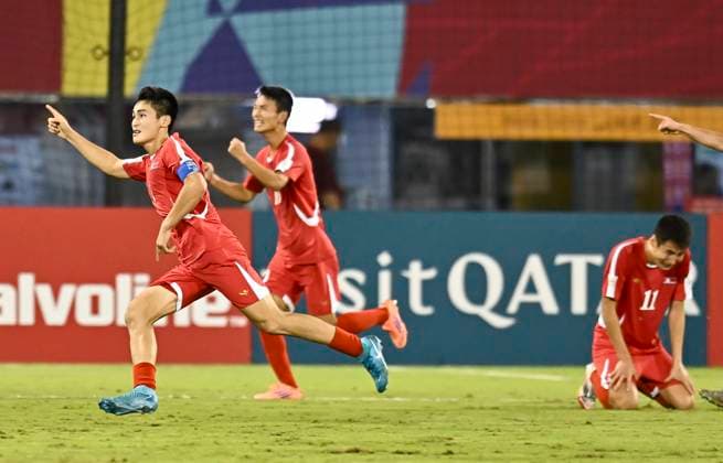 Korea DPR v Japan : Round of 16- FIFA U-17 World Cup Qatar 2025 Hyok Gwang Ri (L) of Korea DPR celebrates after scoring a goal during the FIFA U-17 World Cup Qatar 2025 Round of 16 match between Korea DPR and Japan in Doha, Qatar, on November 18, 2025. DOHA Qatar Copyright: xNOUSHADxTHEKKAYILx