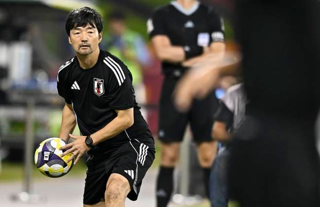 Korea DPR v Japan : Round of 16- FIFA U-17 World Cup Qatar 2025 Nozomi Hiroyama head coach of Japanduring the FIFA U-17 World Cup Qatar 2025 Round of 16 match between Korea DPR and Japan in Doha, Qatar, on November 18, 2025. DOHA Qatar Copyright: xNOUSHADxTHEKKAYILx