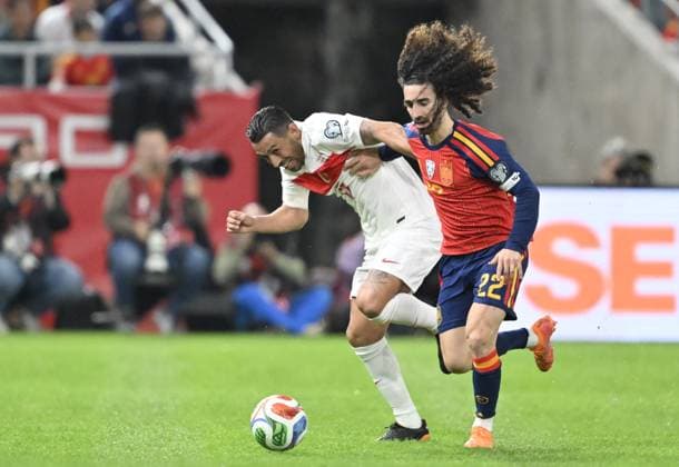 Spain v Turkiye - FIFA World Cup, WM, Weltmeisterschaft, Fussball 2026 Qualifier SEVILLE, SPAIN - NOVEMBER 18: Irfan Can Kahveci (L) of Turkiye in action against Marc Cucurella (22) of Spain during the 2026 FIFA World Cup European Qualifiers Group E sixth football match between Spain and Turkiye at Estadio de La Cartuja in Seville, Spain, on November 18, 2025. Burak Akbulut Anadolu Seville Spain. Editorial use only. Please get in touch for any other usage.  Copyright: x2025xAnadoluxBurakxAkbulutx