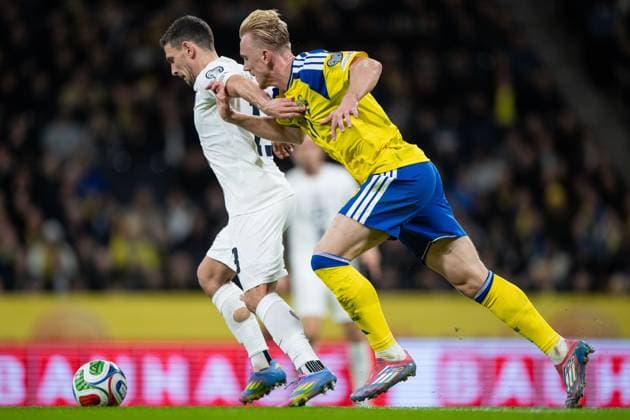 251118 Erik Janza of Slovenia and Isac Lidberg of Sweden during the FIFA World Cup Qualifier football match between Sweden and Slovenia on November 18, 2025 in Stockholm Photo Joel Marklund BILDBYRAN kod JM JM0752 bbeng fotboll football soccer fotball vm kval fifa world cup qualifier sverige sweden sverige a slovenien slovenia  Copyright: JOELxMARKLUND BB251118JM048