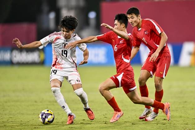 Korea DPR v Japan : Round of 16- FIFA U-17 World Cup Qatar 2025 Takeshi Wada (L) of Japan and Jin Sok An of Korea DPR in action during the FIFA U-17 World Cup Qatar 2025 Round of 16 match between Korea DPR and Japan in Doha, Qatar, on November 18, 2025. DOHA Qatar Copyright: xNOUSHADxTHEKKAYILx