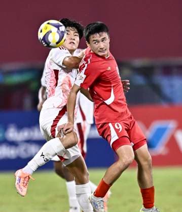 Korea DPR v Japan : Round of 16- FIFA U-17 World Cup Qatar 2025 Futa Takeno (L) of Japan and Kwang Song Pak of Korea DPR in action during the FIFA U-17 World Cup Qatar 2025 Round of 16 match between Korea DPR and Japan in Doha, Qatar, on November 18, 2025. DOHA Qatar Copyright: xNOUSHADxTHEKKAYILx
