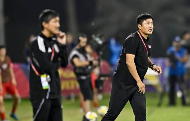 Korea DPR v Japan : Round of 16- FIFA U-17 World Cup Qatar 2025 Chol Min Rim, head coach f Korea DPR,reacts during the FIFA U-17 World Cup Qatar 2025 Round of 16 match between Korea DPR and Japan in Doha, Qatar, on November 18, 2025. DOHA Qatar Copyright: xNOUSHADxTHEKKAYILx