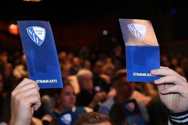 General Meeting of VfL Bochum 1848 on 18 11 2025 at the RuhrCongress in Bochum Members show their voting cards xRx