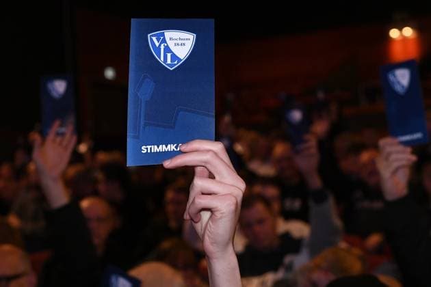 General Meeting of VfL Bochum 1848 on 18 11 2025 at the RuhrCongress in Bochum A member shows the voting card xRx