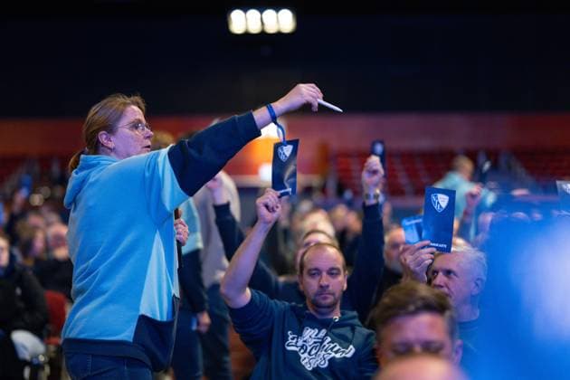 18 11 2025, Football, Bundesliga 2, General Meeting VfL Bochum, The election assistants have to count the voting cards because the vote is close xRHR PHOTO TKx Copyright: RHR-FOTOx RHR-FOTO TK