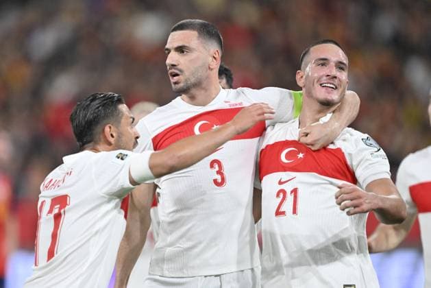 Spain v Turkiye - FIFA World Cup, WM, Weltmeisterschaft, Fussball 2026 Qualifier SEVILLE, SPAIN - NOVEMBER 18: Deniz Gul (21) of Turkiye celebrates after scored a goal with his teammates Merih Demiral (3) and Irfan Can Kahveci (L) during the 2026 FIFA World Cup European Qualifiers Group E sixth football match between Spain and Turkiye at Estadio de La Cartuja in Seville, Spain, on November 18, 2025. Burak Akbulut Anadolu Seville Spain. Editorial use only. Please get in touch for any other usage.  Copyright: x2025xAnadoluxBurakxAkbulutx