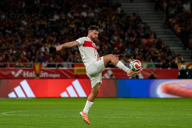 Salih Ozcan (Turkey N5) controls a high ball during the UEFA World Cup Qualifiers, Group Stage Group E, match between Spain and Turkey at the Estadio de la Cartuja in Seville, Spain Copyright: xAndresxLopezxSheridanxx xSPPx Sportspressphoto_SPR63557
