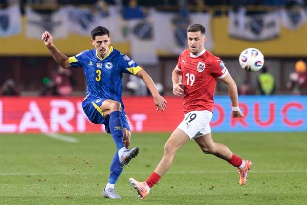 SOCCER - FIFA WC quali, AUT vs BIH VIENNA,AUSTRIA,18.NOV.25 - FIFA World Cup, WM, Weltmeisterschaft, Fussball 2026, European Qualifiers, group stage, OEFB international match, Länderspiel, Nationalmannschaft Austria vs Bosnia and Herzegovina. Image shows Dennis Hadzikadunic (BIH) and Christoph Baumgartner (AUT). GEPAxpictures xArminxRauthner