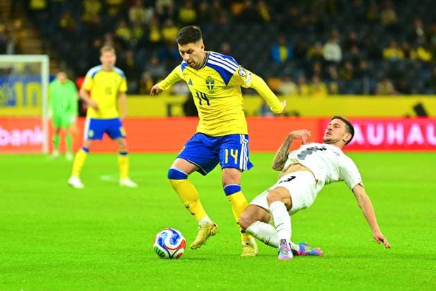 Roony Bardghji (14 Sweden) and Erik Janza (13 Slovenia) in the FIFA World Cup, WM, Weltmeisterschaft, Fussball Qualifiers game on November 18th 2025 between Sweden and Slovenia at Strawberry Arena in Solna, Sweden Copyright: xPeterxSonander SPPx Sportspressphoto_SPR63558