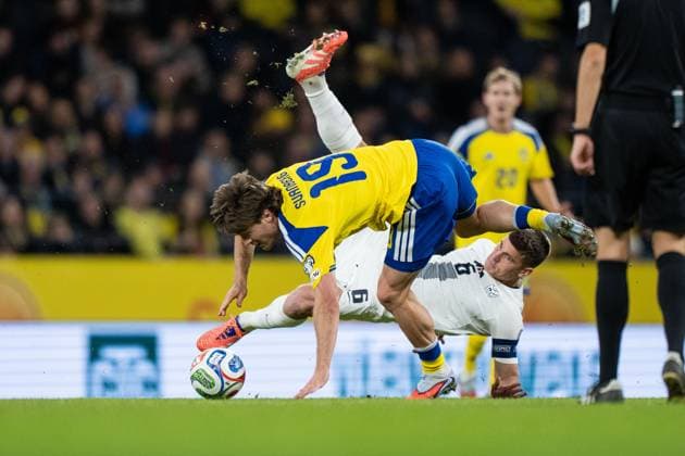 251118 Mattias Svanberg of Sweden and Jaka Bijol of Slovenia during the FIFA World Cup Qualifier football match between Sweden and Slovenia on November 18, 2025 in Stockholm Photo Joel Marklund BILDBYRAN kod JM JM0752 bbeng fotboll football soccer fotball vm kval fifa world cup qualifier sverige sweden sverige a slovenien slovenia  Copyright: JOELxMARKLUND BB251118JM050
