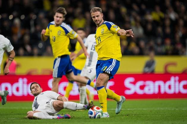 251118 Erik Janza of Slovenia and Gustav Lundgren of Sweden during the FIFA World Cup Qualifier football match between Sweden and Slovenia on November 18, 2025 in Stockholm Photo Jesper Zerman BILDBYRAN kod JZ JM0752 bbeng fotboll football soccer fotball vm kval fifa world cup qualifier sverige sweden sverige a slovenien slovenia  Copyright: JESPERxZERMAN BB251118JZ056