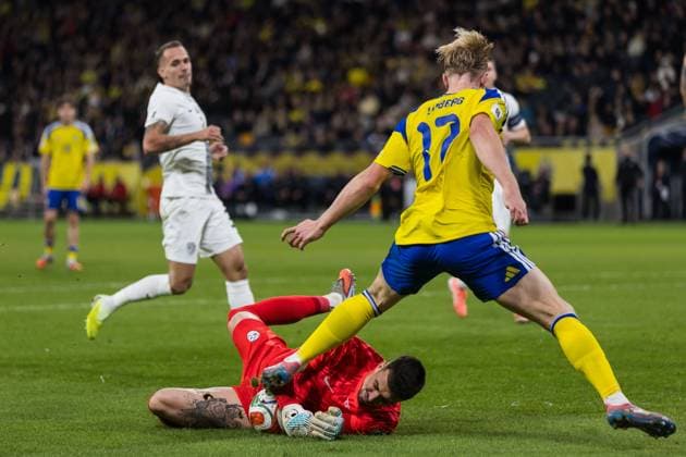 251118 Goalkeeper Igor Vekic of Slovenia and Isac Lidberg of Sweden during the FIFA World Cup Qualifier football match between Sweden and Slovenia on November 18, 2025 in Stockholm Photo Tobias Sterner BILDBYRAN COP 254 JM0752 bbeng fotboll football soccer fotball vm kval fifa world cup qualifier sverige sweden sverige a slovenien slovenia  Copyright: TOBIASxSTERNER BB251118TS019