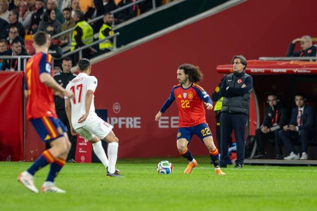Spain v Turkiye - FIFA World Cup, WM, Weltmeisterschaft, Fussball 2026 Qualifier SEVILLE, SPAIN - NOVEMBER 18: Marc Cucurella Saseta of Spain and Chelsea runs with the ball during to the FIFA World Cup 2026 qualifier match between Spain and Turkiye at Estadio de La Cartuja on November 18, 2025 in Seville, Spain. (Photos by Gabriel Colchero Photo Players Images Magara Press) Sevilla Estadio de la Cartuja Sevilla Spain Copyright: xGabrielxColcherx