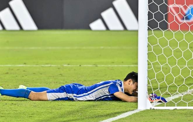 Korea DPR v Japan : Round of 16- FIFA U-17 World Cup Qatar 2025 Goalkeeper of Korea DPR Jong Hun Kim looks dejected following defeat in the penalty-shoot-out in the FIFA U-17 World Cup Qatar 2025 Round of 16 match between Korea DPR and Japan in Doha, Qatar, on November 18, 2025. DOHA Qatar Copyright: xNOUSHADxTHEKKAYILx