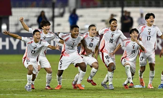 Korea DPR v Japan : Round of 16- FIFA U-17 World Cup Qatar 2025 The players of Japan celebrate their win following the penalty shoot out after the FIFA U-17 World Cup Qatar 2025 Round of 16 match between Korea DPR and Japan in Doha, Qatar, on November 18, 2025. DOHA Qatar Copyright: xNOUSHADxTHEKKAYILx