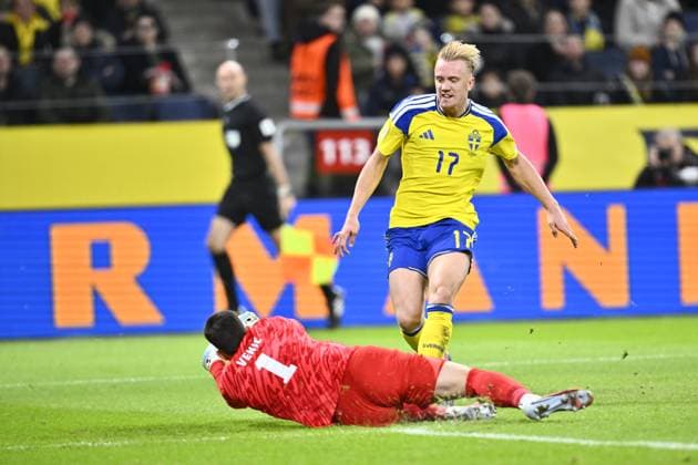 STOCKHOLM, SWEDEN 20251118 Sweden s Isac Lidberg shoots on goal but Slovenia s goalkeeper Igor VekiÄ‡ saves during Tuesday s World Cup qualifying match in Group B between Sweden and Slovenia at Strawberry arena, Stockholm, Sweden November 18, 2025 STOCKHOLM SWEDEN x10050x  Copyright: xPontusxLundahl TTx WORLD CUP QUALIFIER SWEDEN - SLOVENIA