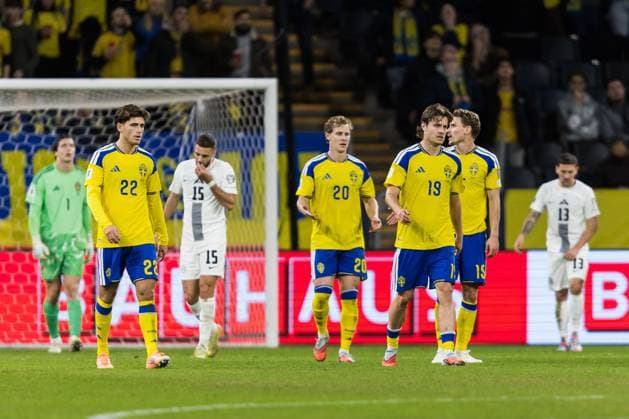 251118 Besfort Zeneli, Emil Krafth and Mattias Svanberg of Sweden look dejected after 0 1 during the FIFA World Cup Qualifier football match between Sweden and Slovenia on November 18, 2025 in Stockholm Photo Tobias Sterner BILDBYRAN COP 254 JM0752 bbeng fotboll football soccer fotball vm kval fifa world cup qualifier sverige sweden sverige a slovenien slovenia depp  Copyright: TOBIASxSTERNER BB251118TS025