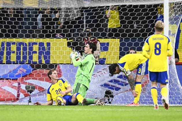 STOCKHOLM, SWEDEN 20251118 Swedens goalkeeper Jacob Widell Zetterström with the ball after Slovenia scored 0 1 Emil Krafth, Victor Nilsson Lindelöf and Daniel Svensson take a breather during Tuesdays World Cup Group B qualifying match between Sweden and Slovenia at Strawberry arena STOCKHOLM SWEDEN x10050x  Copyright: xPontusxLundahl TTx VM-KVAL SVERIGE-SLOVENIEN