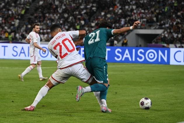 Fußball, WM Quali, Irak - VAE Iraq v UAE - AFC Asian Qualifiers 2026 BASRA, IRAQ - NOVEMBER 18: Marko Farji (R) of Iraq in action against Luan Martins Pereira (L) of UAE during the 2026 FIFA World Cup, WM, Weltmeisterschaft, Fussball Asian qualifiers fifth round second leg match between Iraq and United Arab Emirates at Basra International Stadium in Basra, Iraq, on November 18, 2025. Haidar Mohammed Ali Anadolu Basra Iraq. Editorial use only. Please get in touch for any other usage.  Copyright: x2025xAnadoluxHaidarxMohammedxAlix
