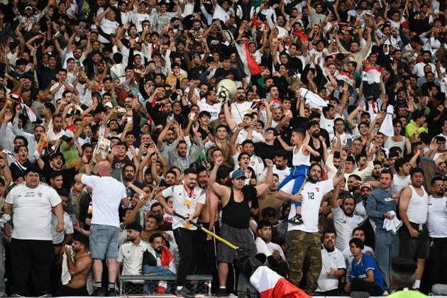 Fußball, WM Quali, Irak - VAE Iraq v UAE - AFC Asian Qualifiers 2026 BASRA, IRAQ - NOVEMBER 18: Football fans cheer on their teams during the 2026 FIFA World Cup, WM, Weltmeisterschaft, Fussball Asian qualifiers fifth round second leg match between Iraq and United Arab Emirates at Basra International Stadium in Basra, Iraq, on November 18, 2025. Haidar Mohammed Ali Anadolu Basra Iraq. Editorial use only. Please get in touch for any other usage.  Copyright: x2025xAnadoluxHaidarxMohammedxAlix
