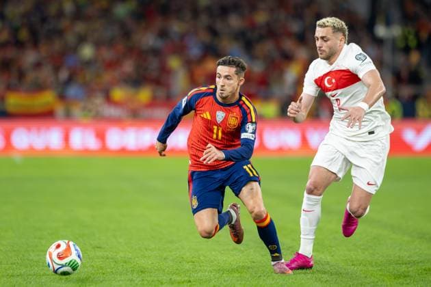 Spain v Turkiye - FIFA World Cup, WM, Weltmeisterschaft, Fussball 2026 Qualifier SEVILLE, SPAIN - NOVEMBER 18: Yeremy Jesus Pino Santos of Spain and Crystal Palace competes for the ball with Baris Yilmaz of Turkye during to the FIFA World Cup 2026 qualifier match between Spain and Turkiye at Estadio de La Cartuja on November 18, 2025 in Seville, Spain. (Photos by Gabriel Colchero Photo Players Images Magara Press) Sevilla Estadio de la Cartuja Sevilla Spain Copyright: xGabrielxColcherox
