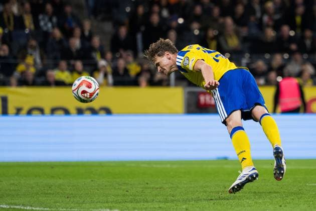 251118 Carl Starfelt of Sweden during the FIFA World Cup Qualifier football match between Sweden and Slovenia on November 18, 2025 in Stockholm Photo Jesper Zerman BILDBYRAN kod JZ JM0752 bbeng fotboll football soccer fotball vm kval fifa world cup qualifier sverige sweden sverige a slovenien slovenia  Copyright: JESPERxZERMAN BB251118JZ063