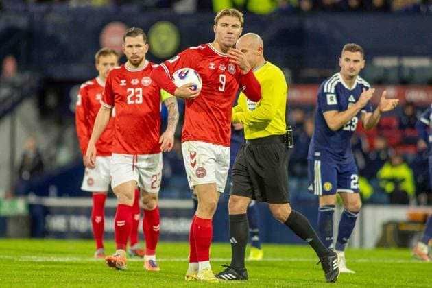 Scotland v Denmark 2026 FIFA World Cup, WM, Weltmeisterschaft, Fussball Qualifier 18 11 2025. Group C Rasmus Hojlund of Denmark national team, Nationalteam stands over the penalty spot before scoring the equaliser during the 2026 FIFA World Cup Qualifier match between Scotland and Denmark at Hampden Park, Glasgow, United Kingdom on 18 November 2025. Hampden Park The National Stadium Glasgow Scotland Editorial use only , Copyright: xColinxPoultneyx PSI-23224-0012
