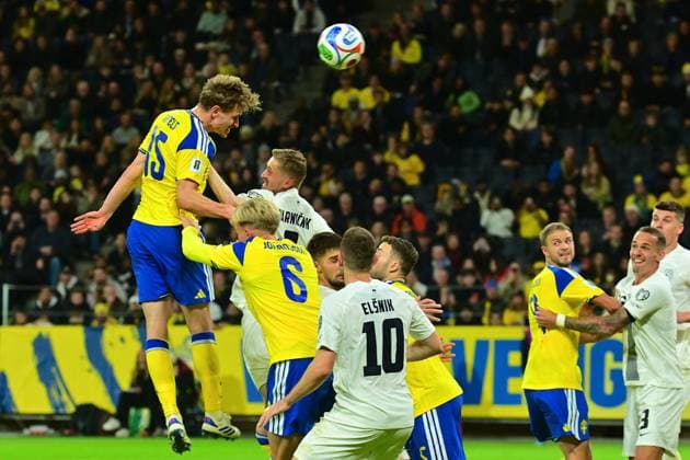 Carl Starfelt (15 Sweden) with a header in the FIFA World Cup, WM, Weltmeisterschaft, Fussball Qualifiers game on November 18th 2025 between Sweden and Slovenia at Strawberry Arena in Solna, Sweden Copyright: xPeterxSonander SPPx Sportspressphoto_SPR63569