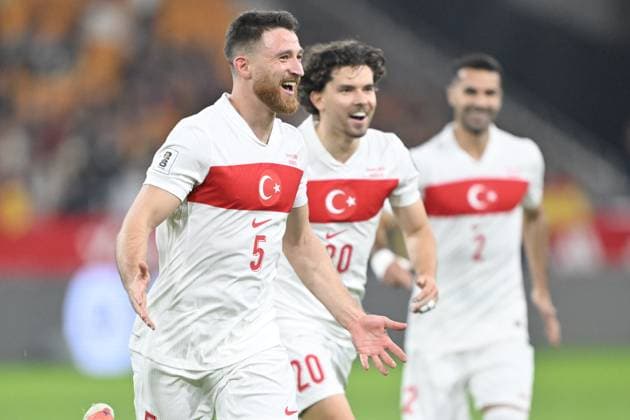 Spain v Turkiye - FIFA World Cup, WM, Weltmeisterschaft, Fussball 2026 Qualifier SEVILLE, SPAIN - NOVEMBER 18: Salih Ozcan of Turkiye celebrates with his teammates after scoring a goal during the FIFA World Cup 2026 qualifier football match between Spain and Turkiye at Estadio de La Cartuja in Seville, Spain on November 18, 2025. Burak Akbulut Anadolu Sevilla Spain. Editorial use only. Please get in touch for any other usage.  Copyright: x2025xAnadoluxBurakxAkbulutx