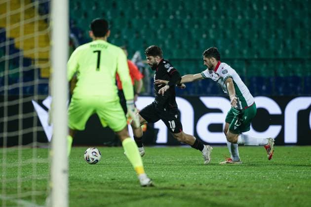 Georgia s Zuriko Davitashvili in action against Bulgaria s Stefan Velkov during the FIFA World Cup, WM, Weltmeisterschaft, Fussball qualifiers game between Bulgaria and Georgia - Vasil Levski stadium in Sofia, Bulgaria on November 18, 2025  Copyright: xIvanxSxIvanov IPAxSportx xipa-agency.netx xx IPA_68101183 IPA_Agency_IPA68101183